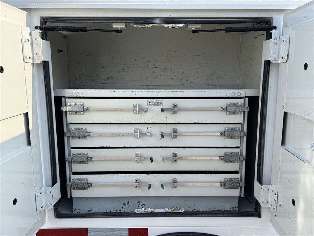 2018 Ford F550 image 24