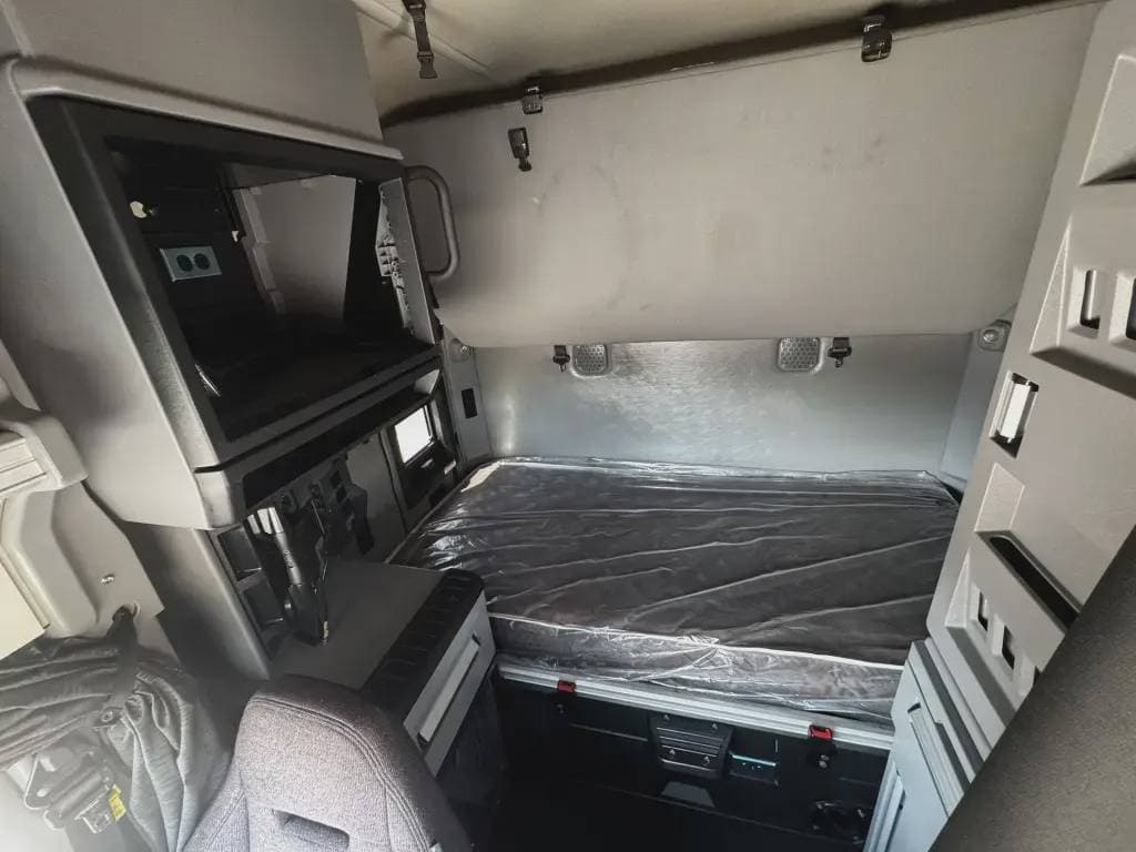 Used 2021 MACK Conventional - Sleeper Truck image 12