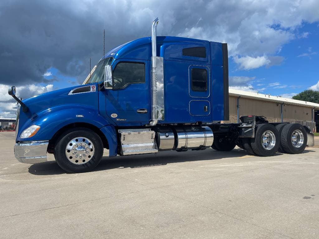 2021 Kenworth T680 image 1