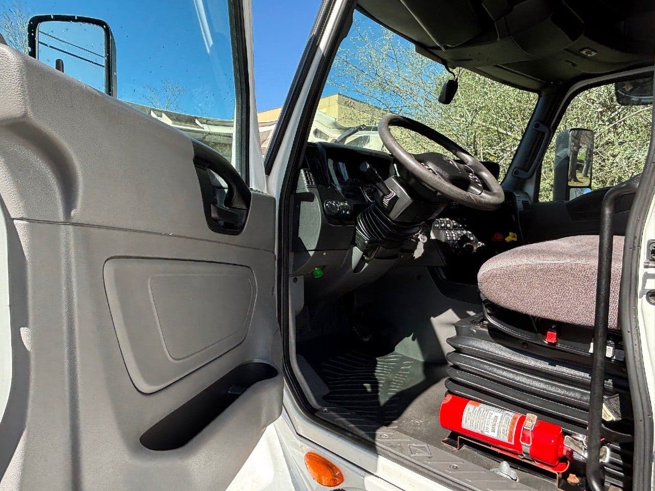 2018 International LT625 image 8