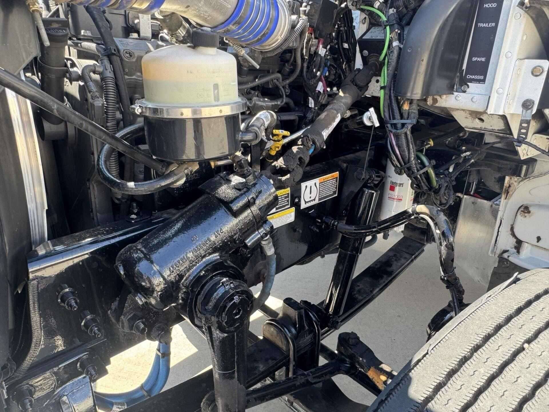 2018 Peterbilt 337 image 2