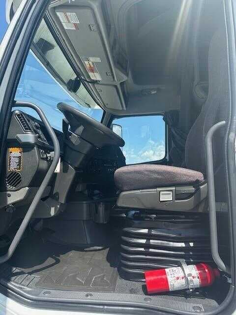 2020 Volvo VNL770 image 2