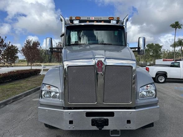2026 Kenworth T880 image 3