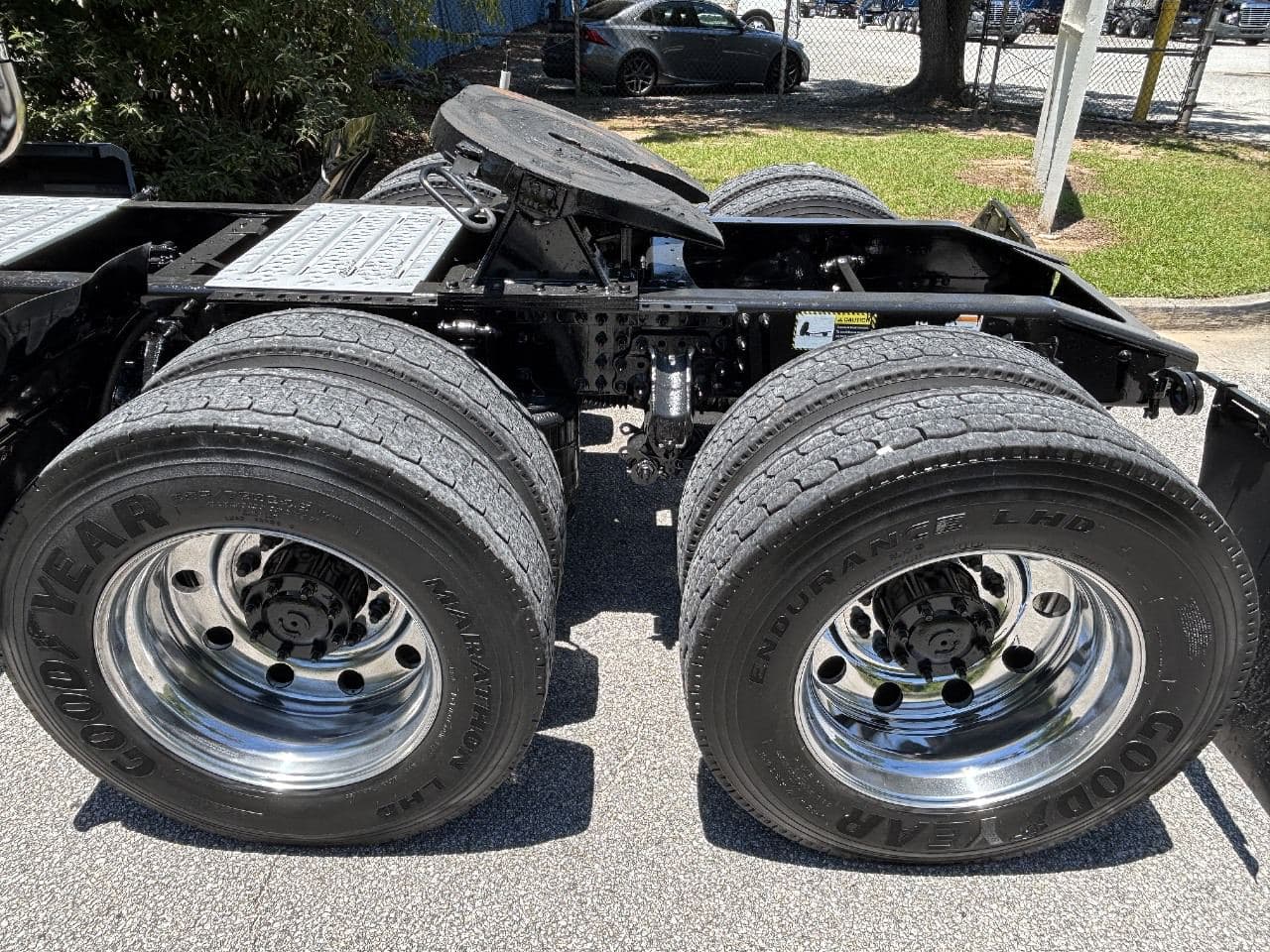 2019 Mack Anthem image 11