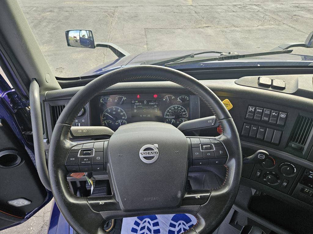 2021 Volvo VNL64T740 image 9