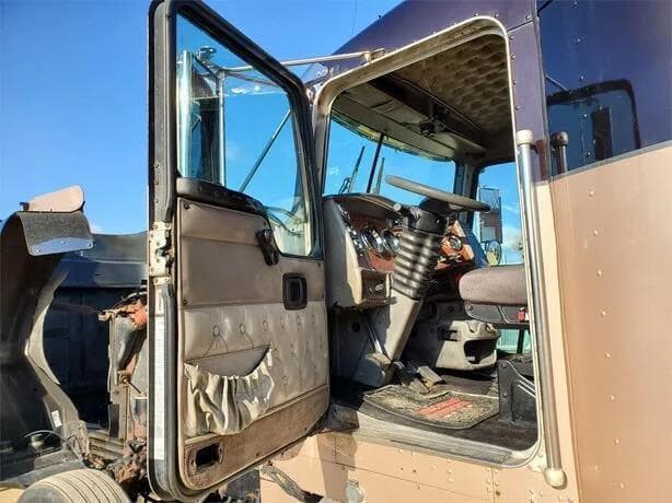 2005 KENWORTH W900 image 13