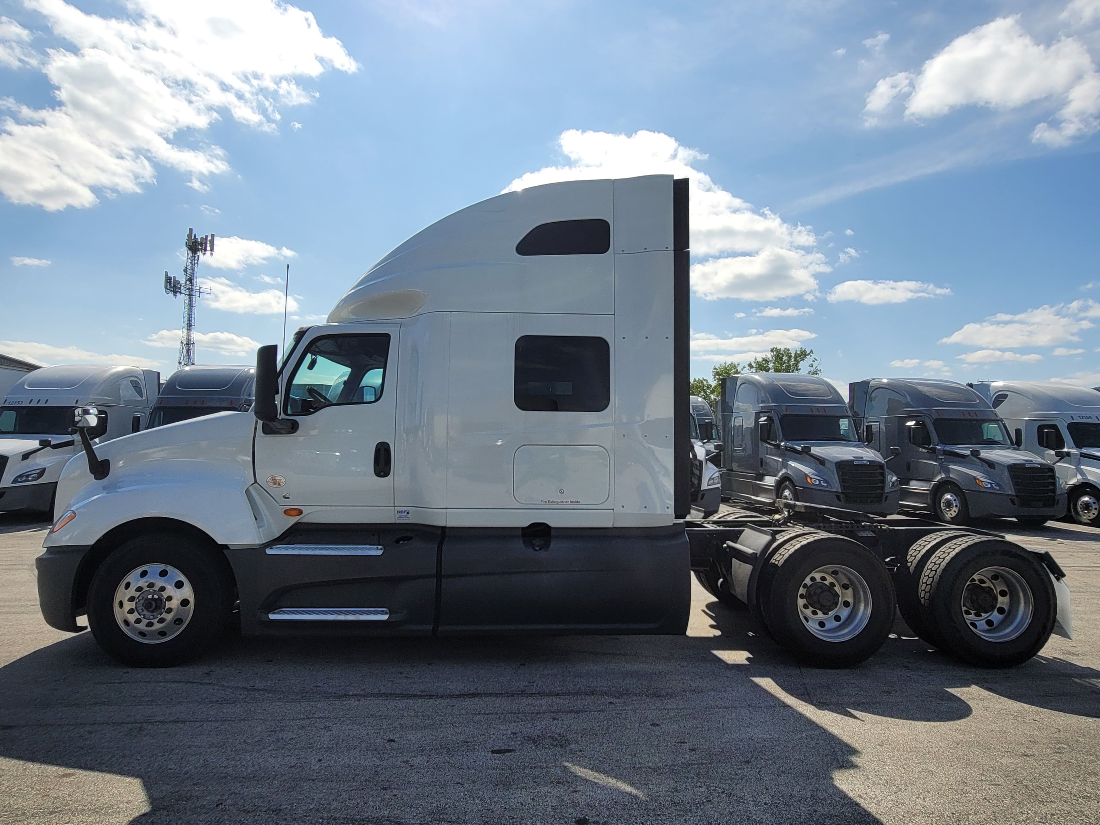 2022 International LT625 image 2