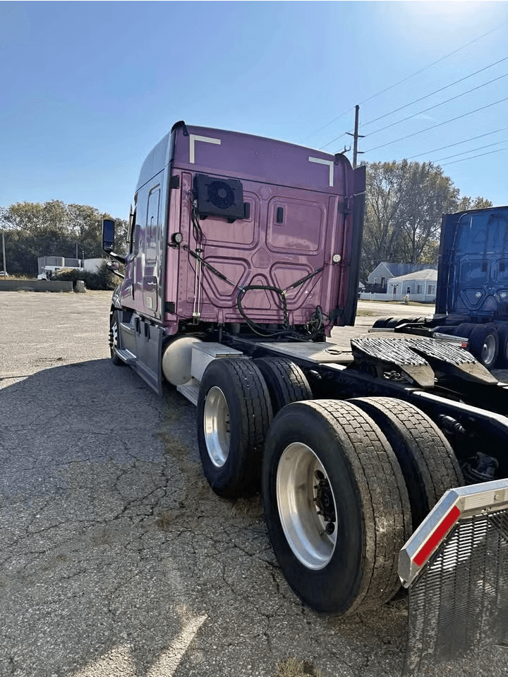 2022 Freightliner Cascadia image 4