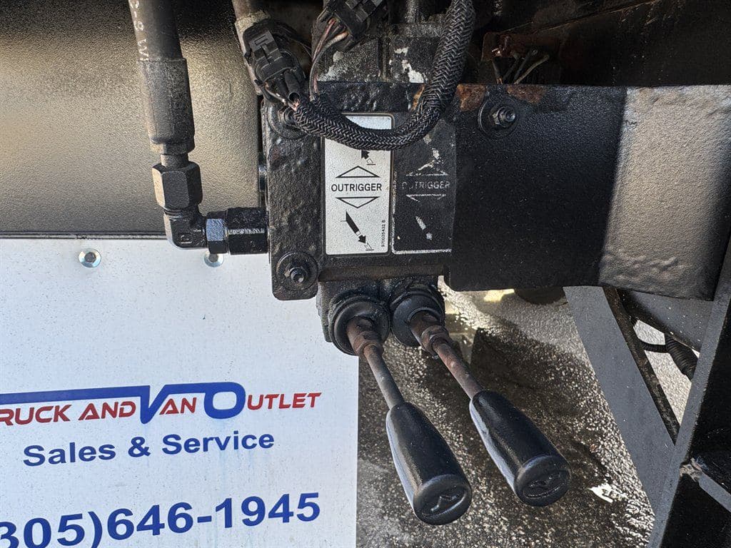 2016 Freightliner M2 106 image 27