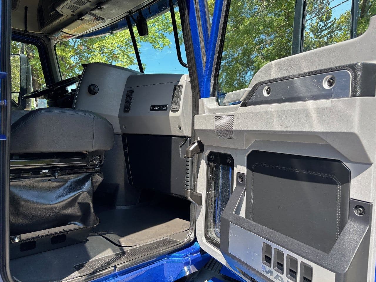 2019 Mack Anthem image 19