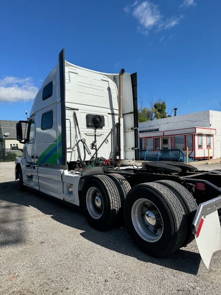 2017 Volvo VNL image 4