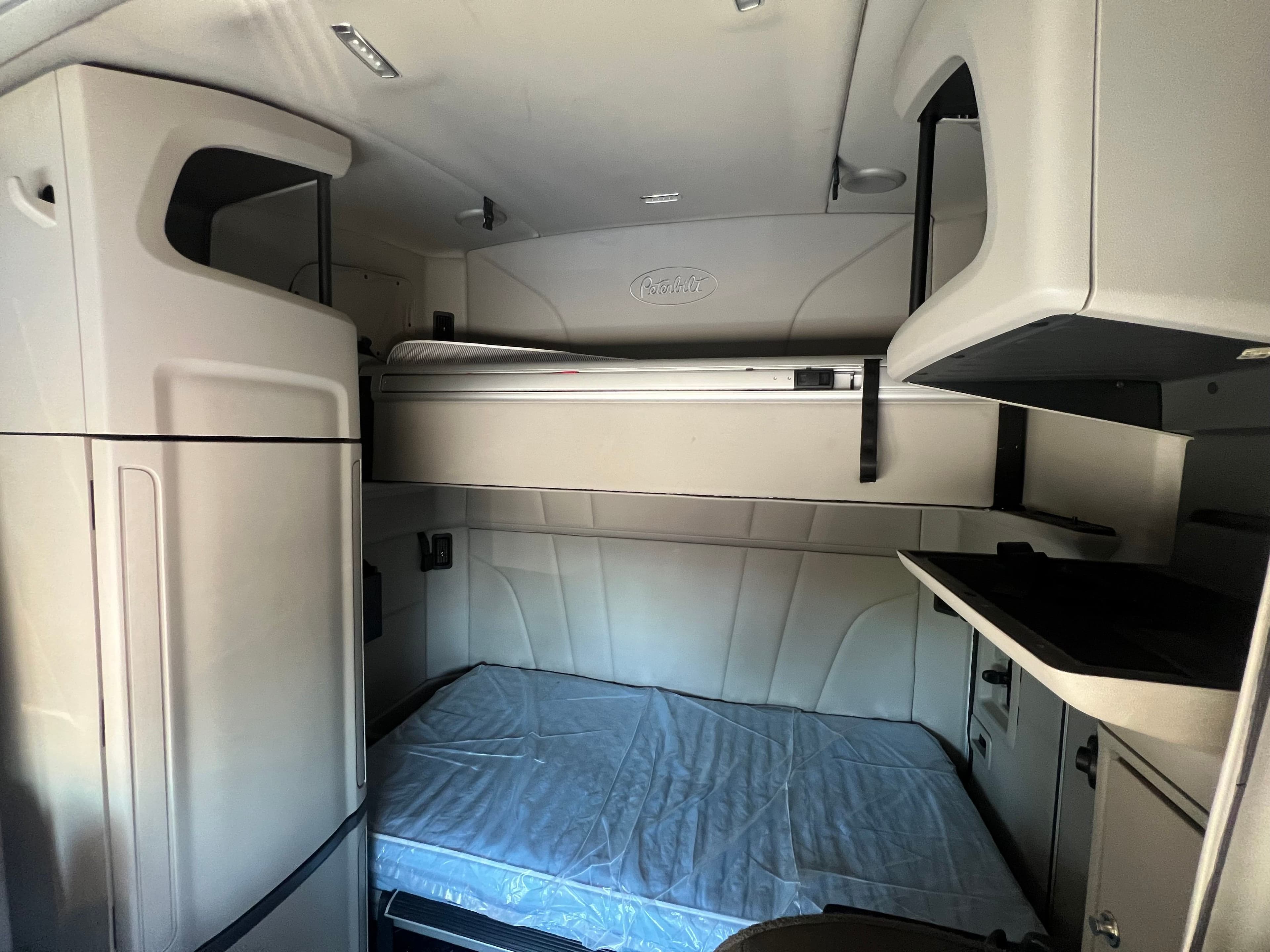 2022 Peterbilt 579 image 10