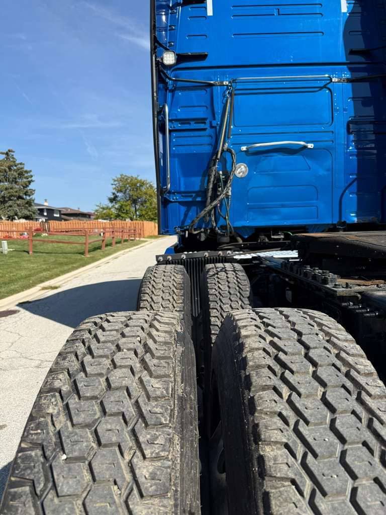 2021 Volvo VNL image 7