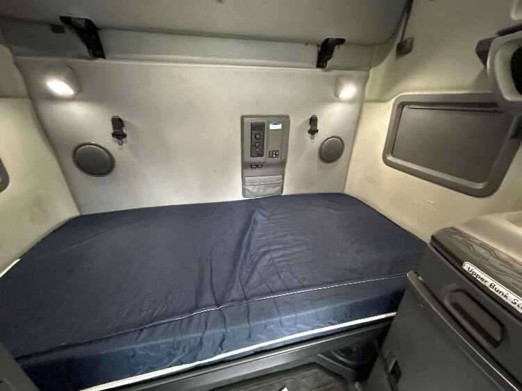 2023 Volvo VNL64760 image 8