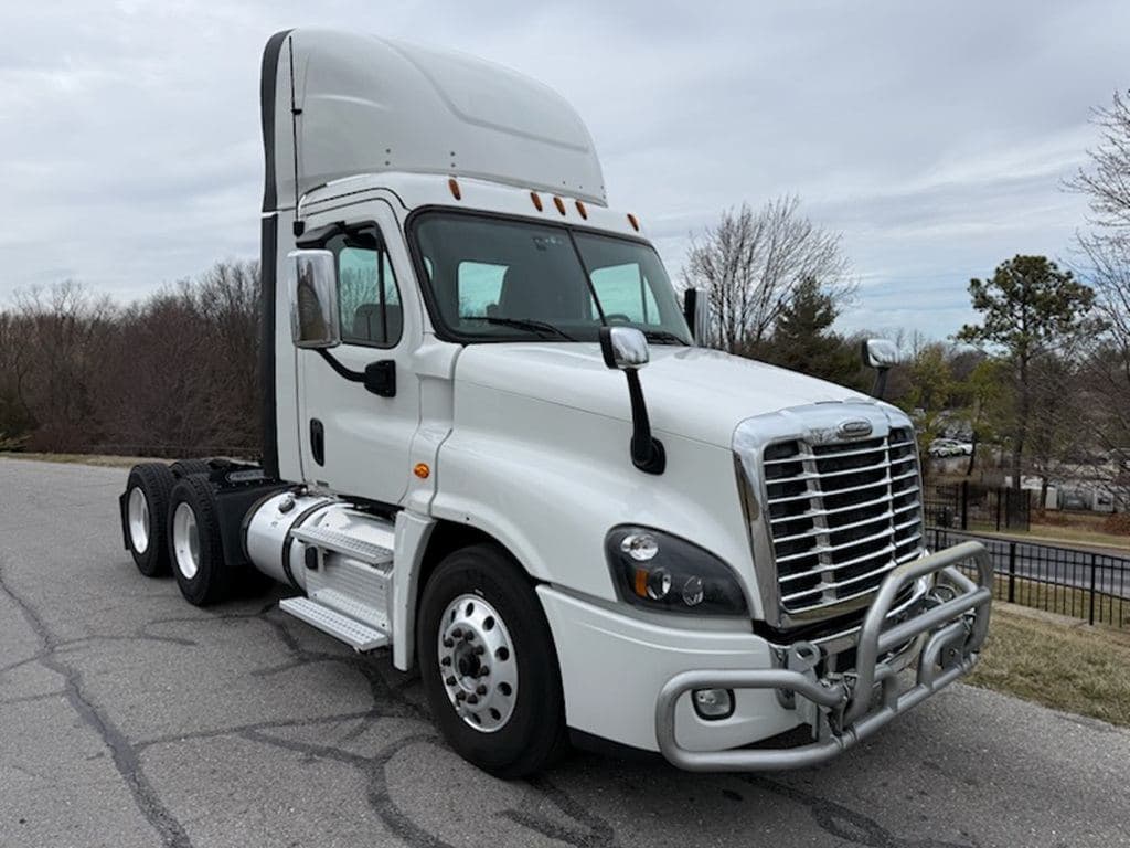 Used 2019 FREIGHTLINER CA12564DC image 21