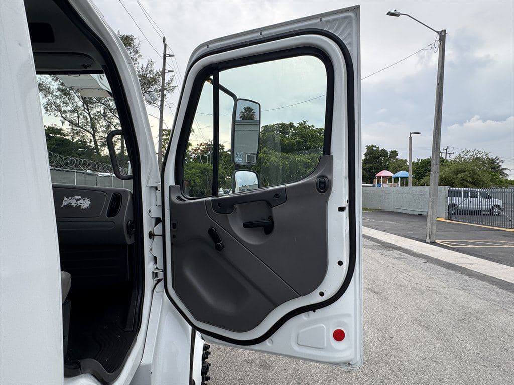 2018 Freightliner M2-106 image 50