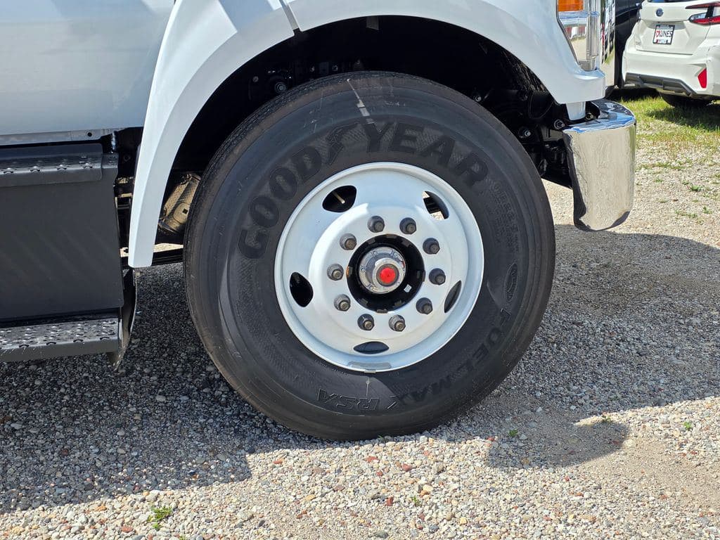 2027 Ford F-650SD Base image 10