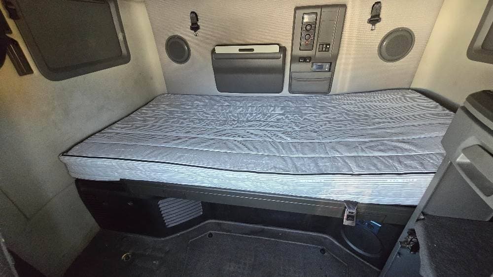 2022 Volvo VNL image 13