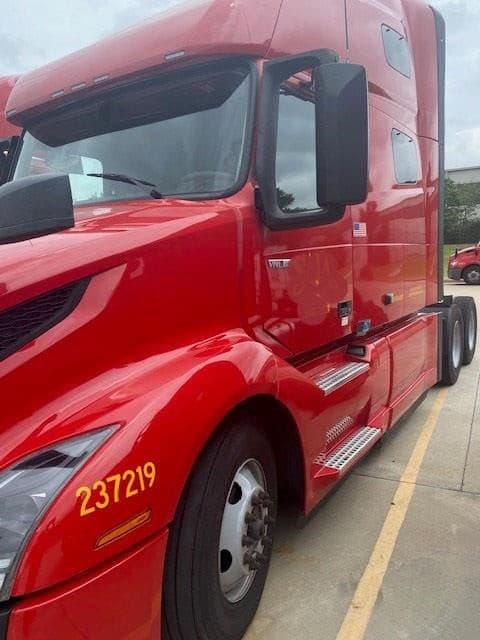 2023 Volvo VNL64T760 image 3