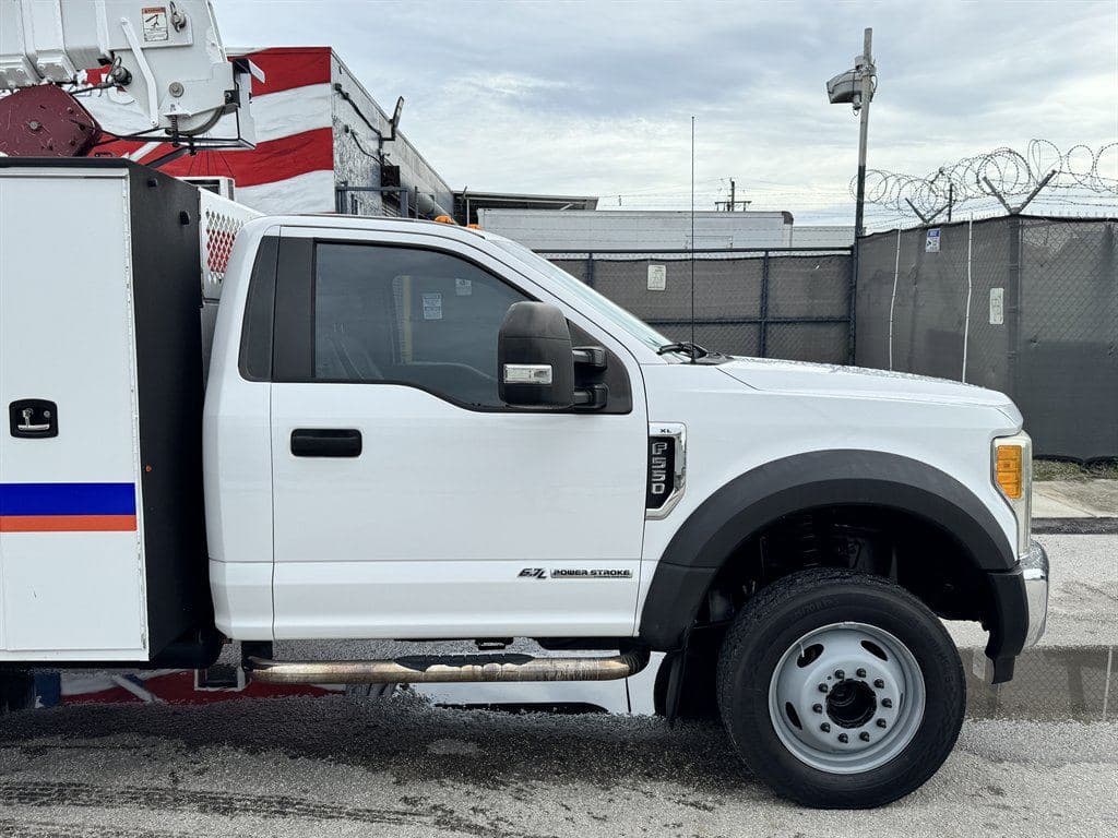 2017 Ford F550 image 16