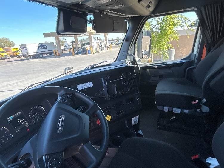 2023 Freightliner Cascadia 126 image 4