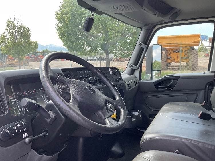 2022 International MV607 Box Truck - 220HP, 6 Speed Automatic, Roll up Door image 17