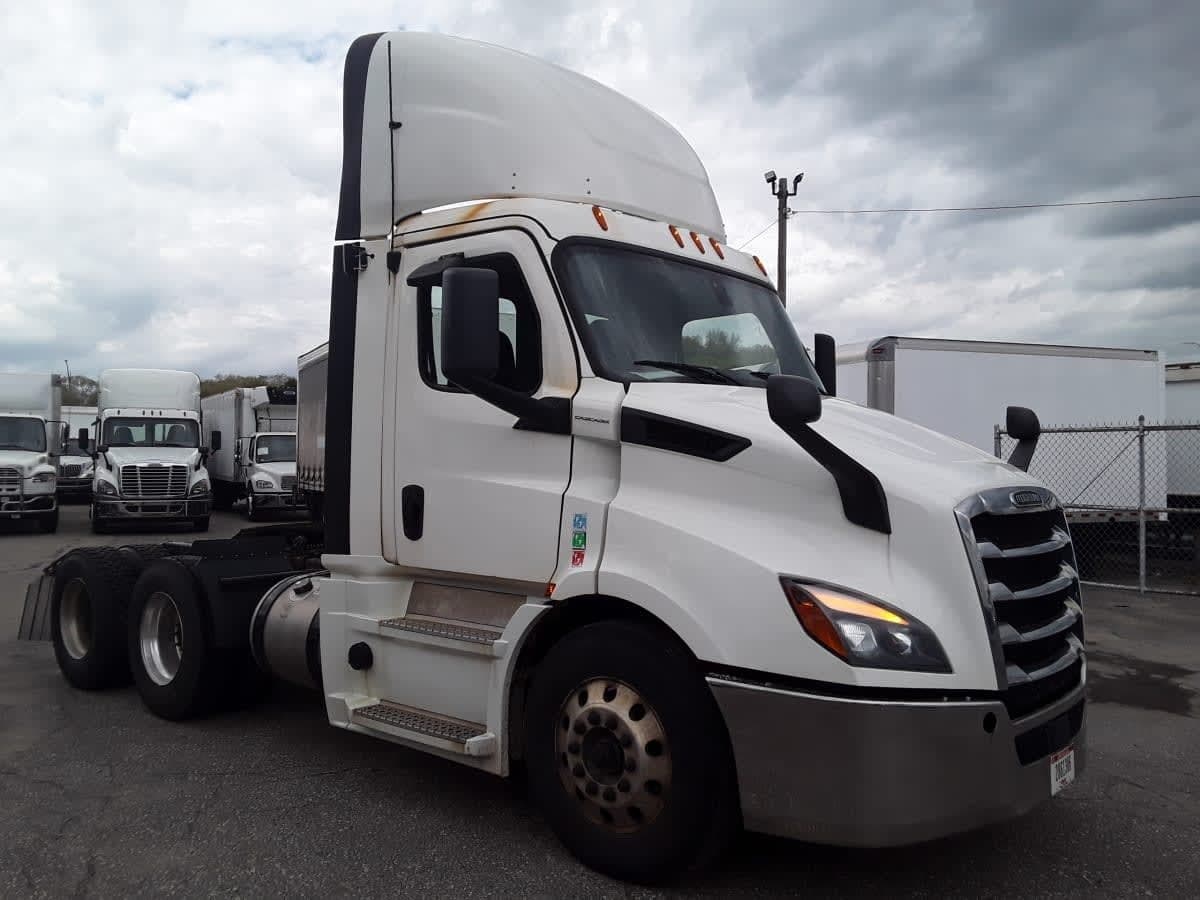 Used 2019 FREIGHTLINER Conventional - Day Cab - CASCADIA 116 For Sale image 3