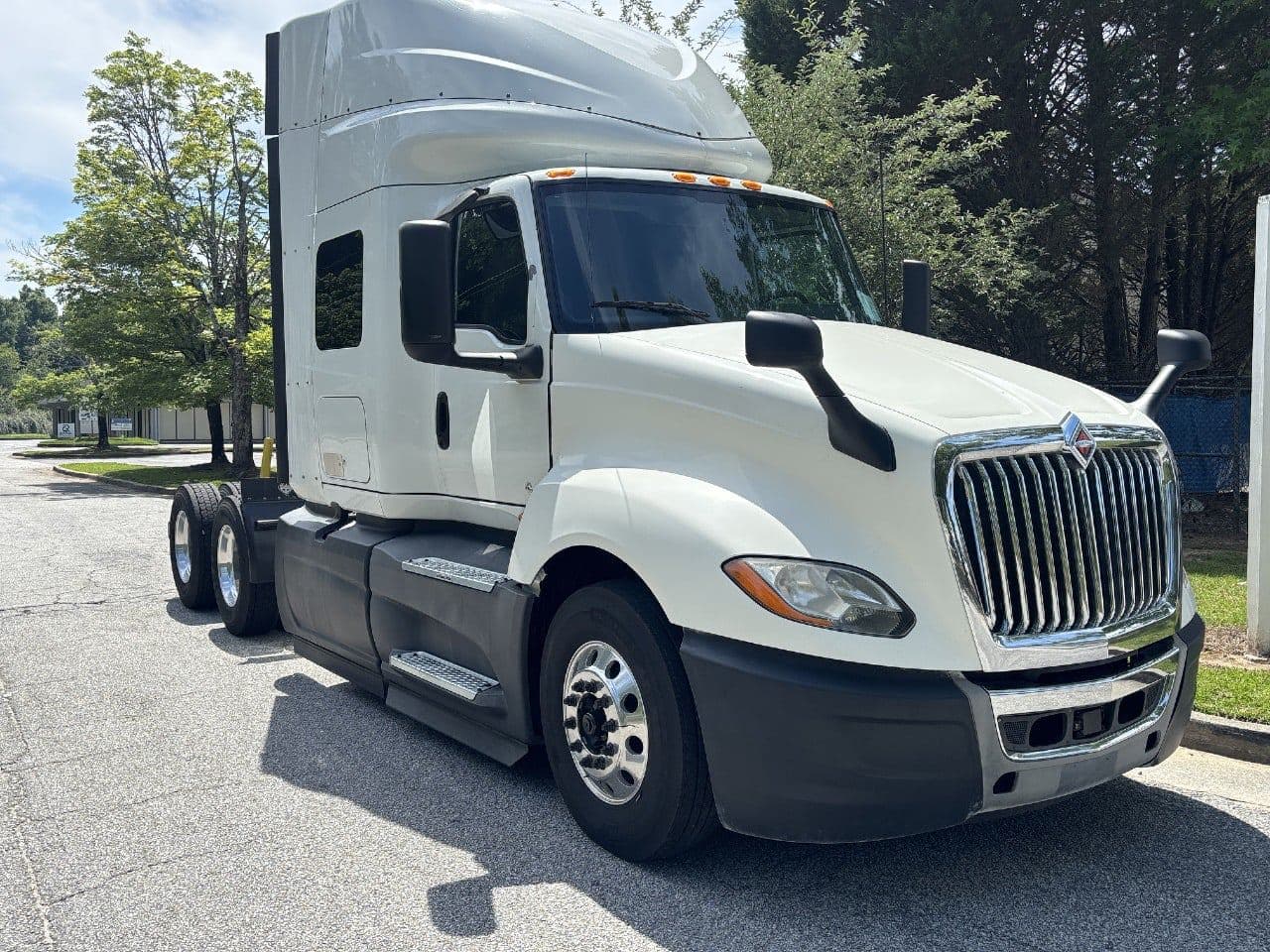 2018 International LT625 image 2