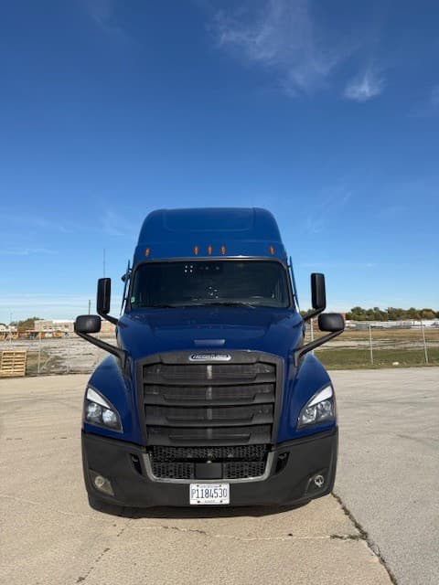 2023 Freightliner Cascadia image 2