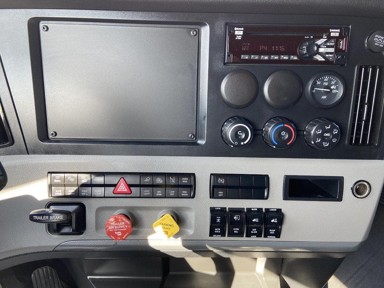 2020 FREIGHTLINER Cascadia CA126 Tandem Axle Sleeper image 14