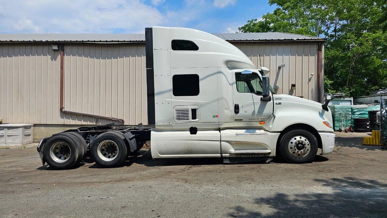 2022 International LT625 image 3