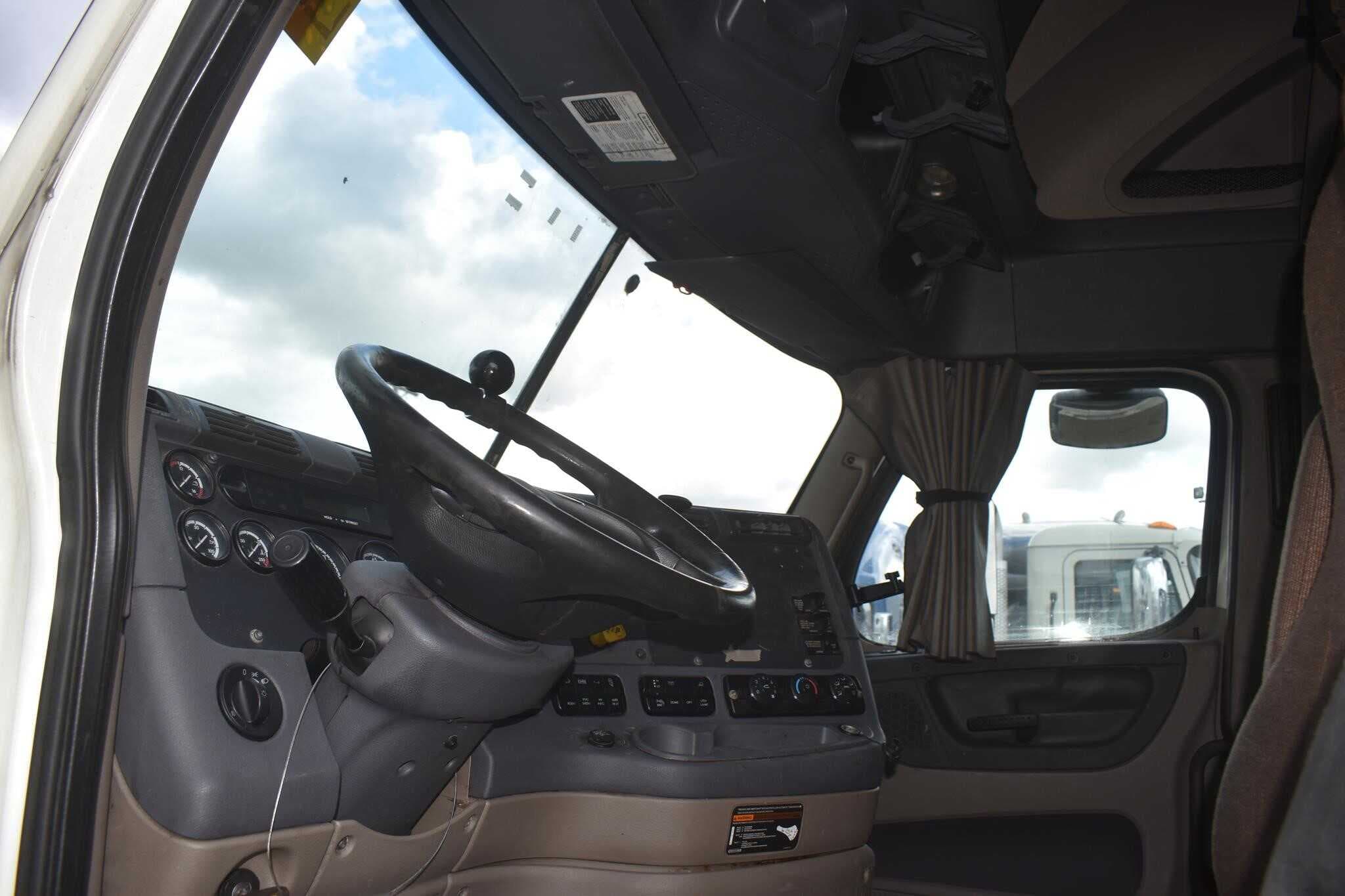 2012 Freightliner Cascadia 125 image 3