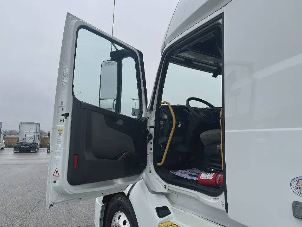 2022 Volvo VNL image 5