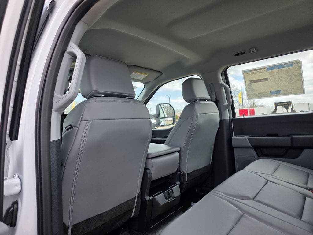 2026 Ford F-450SD XL DRW CAB CHASSIS image 26