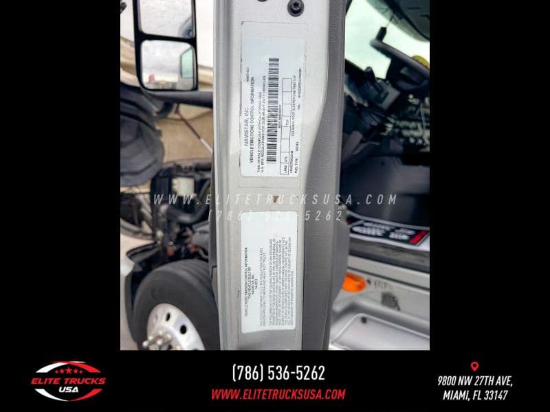 2020 International LT image 32