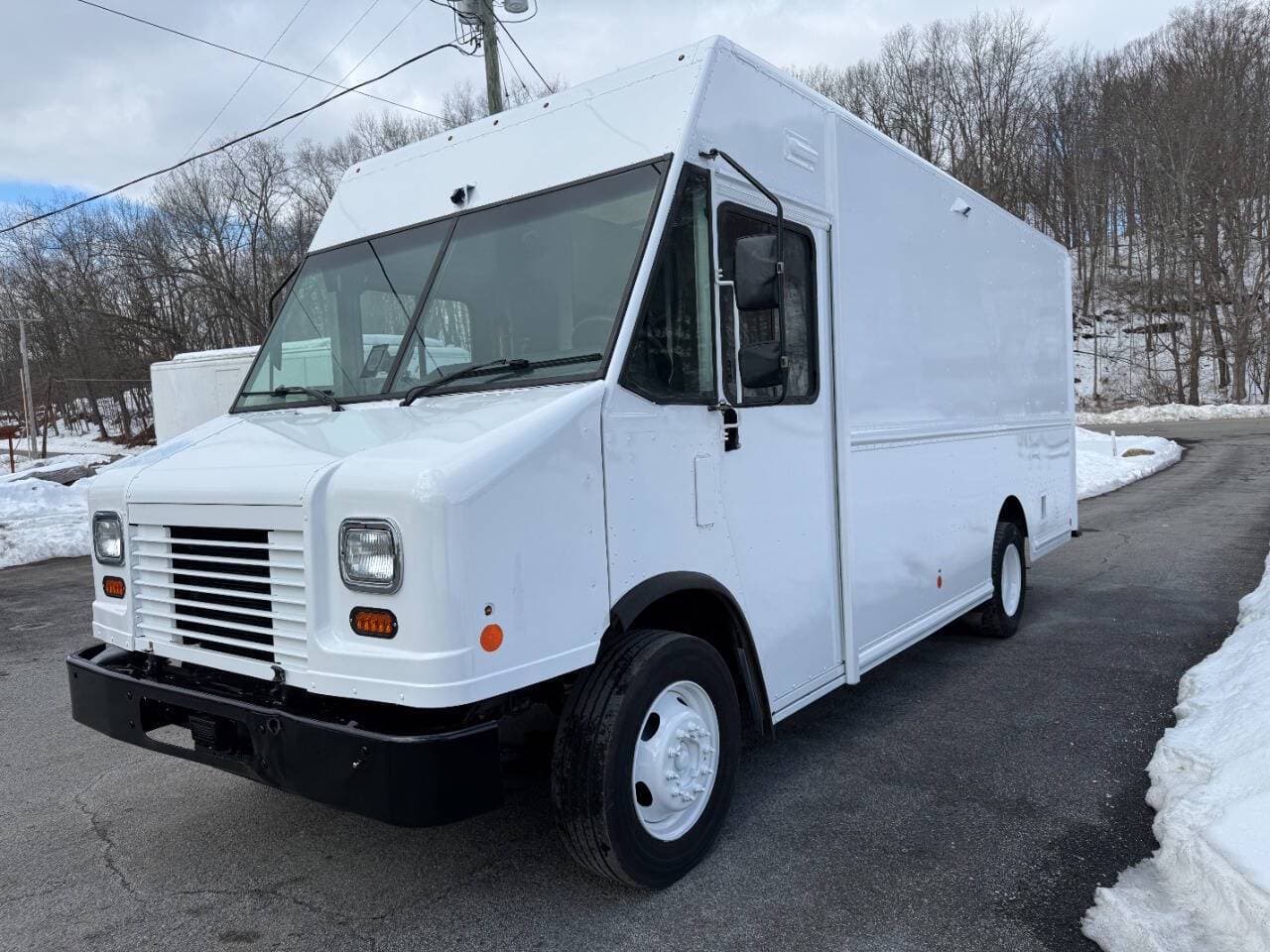 2021 Ford Stripped Chassis image 19