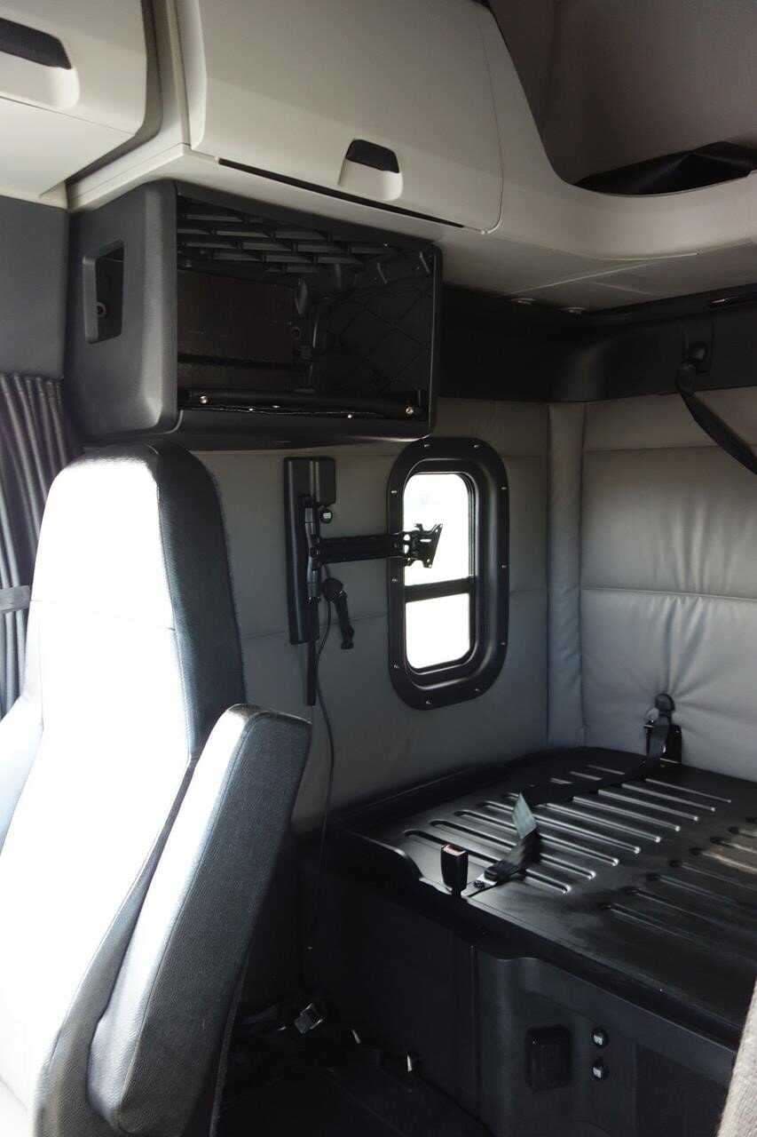 2022 Freightliner Cascadia 126 image 2