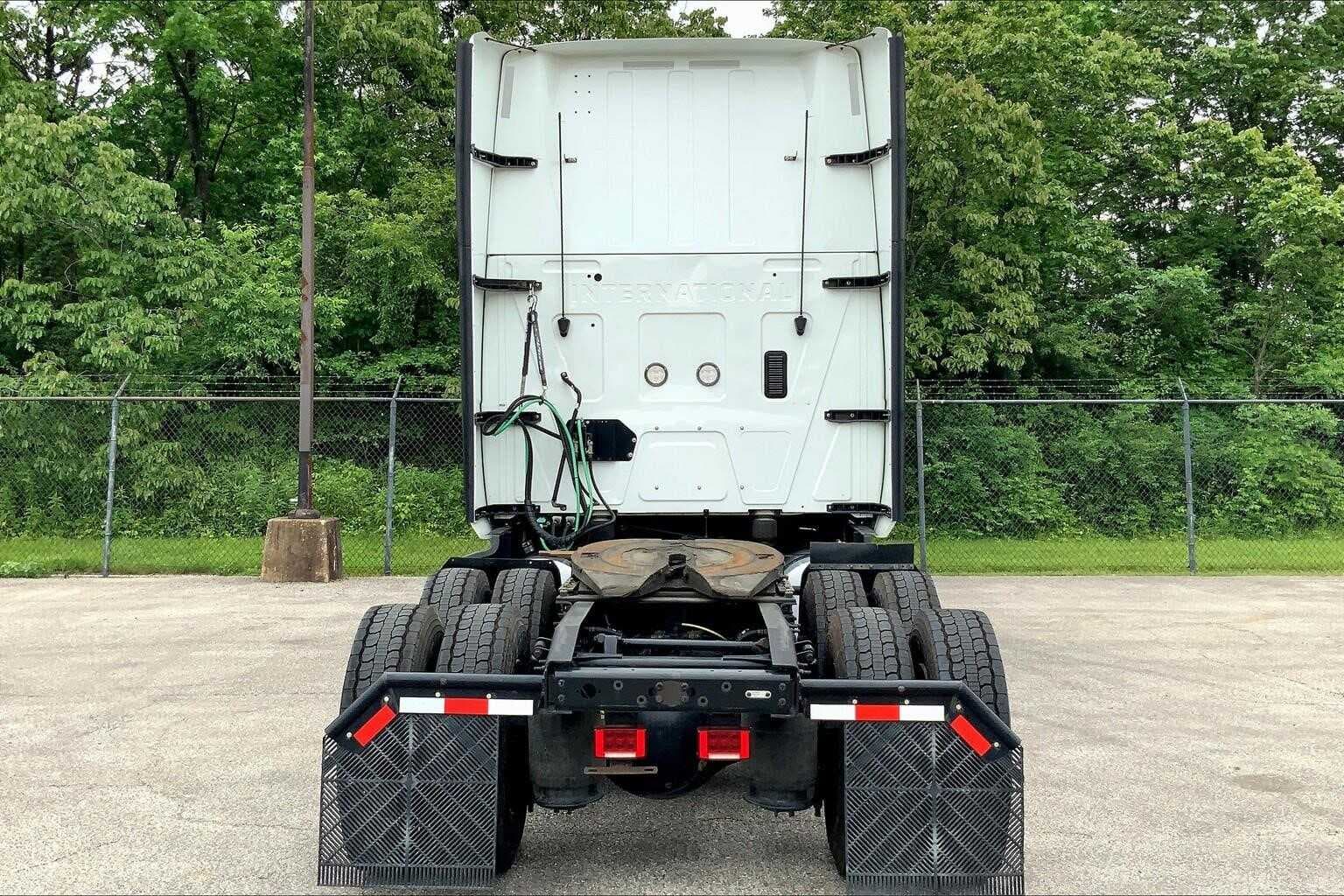 2021 International LT625 image 6