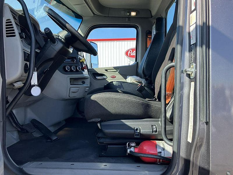 2021 Peterbilt 579 image 11