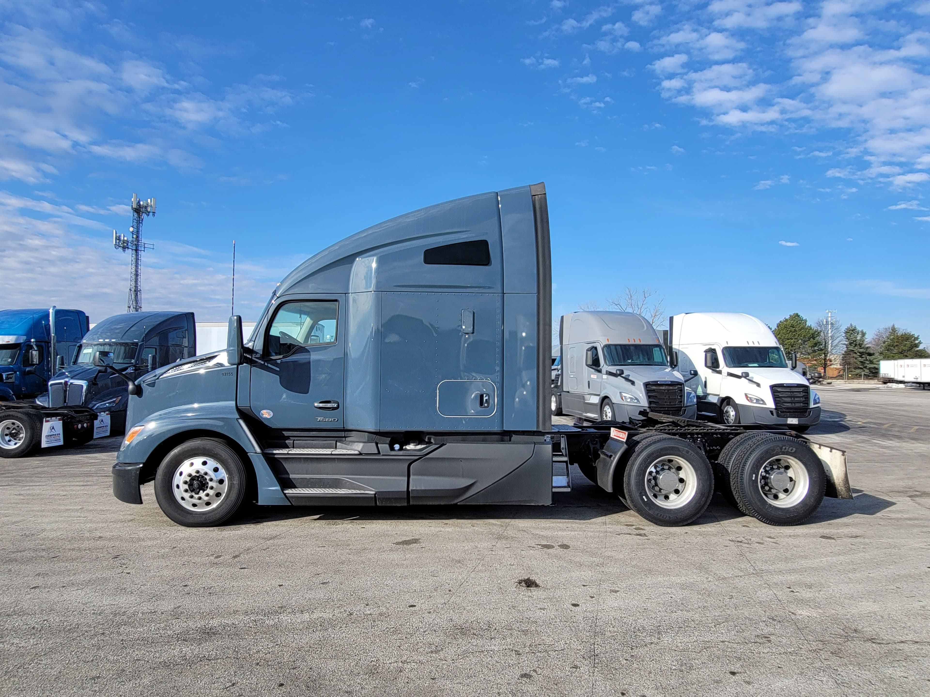 2023 Kenworth T680 image 2
