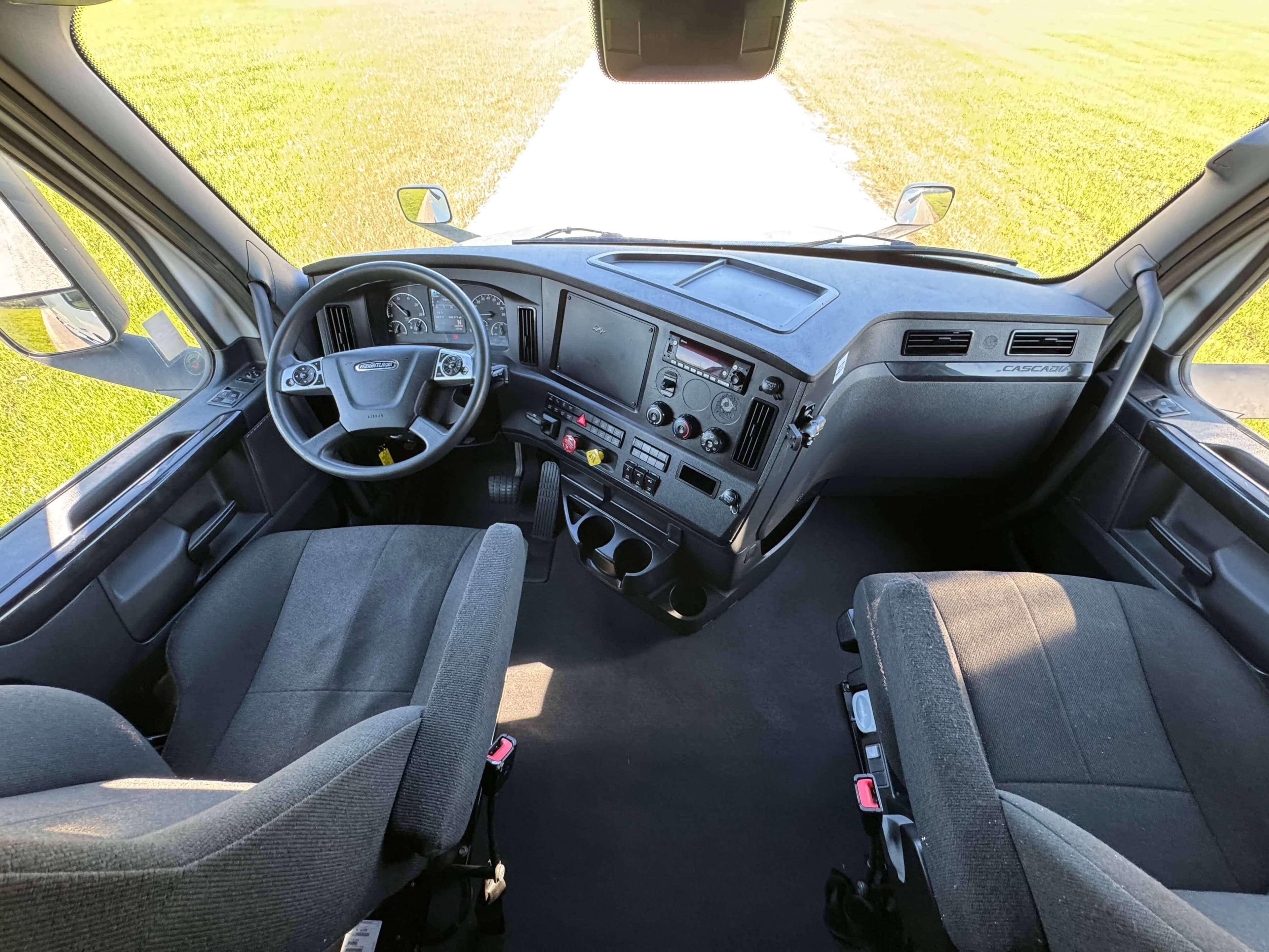 2023 Freightliner Cascadia 126 image 9