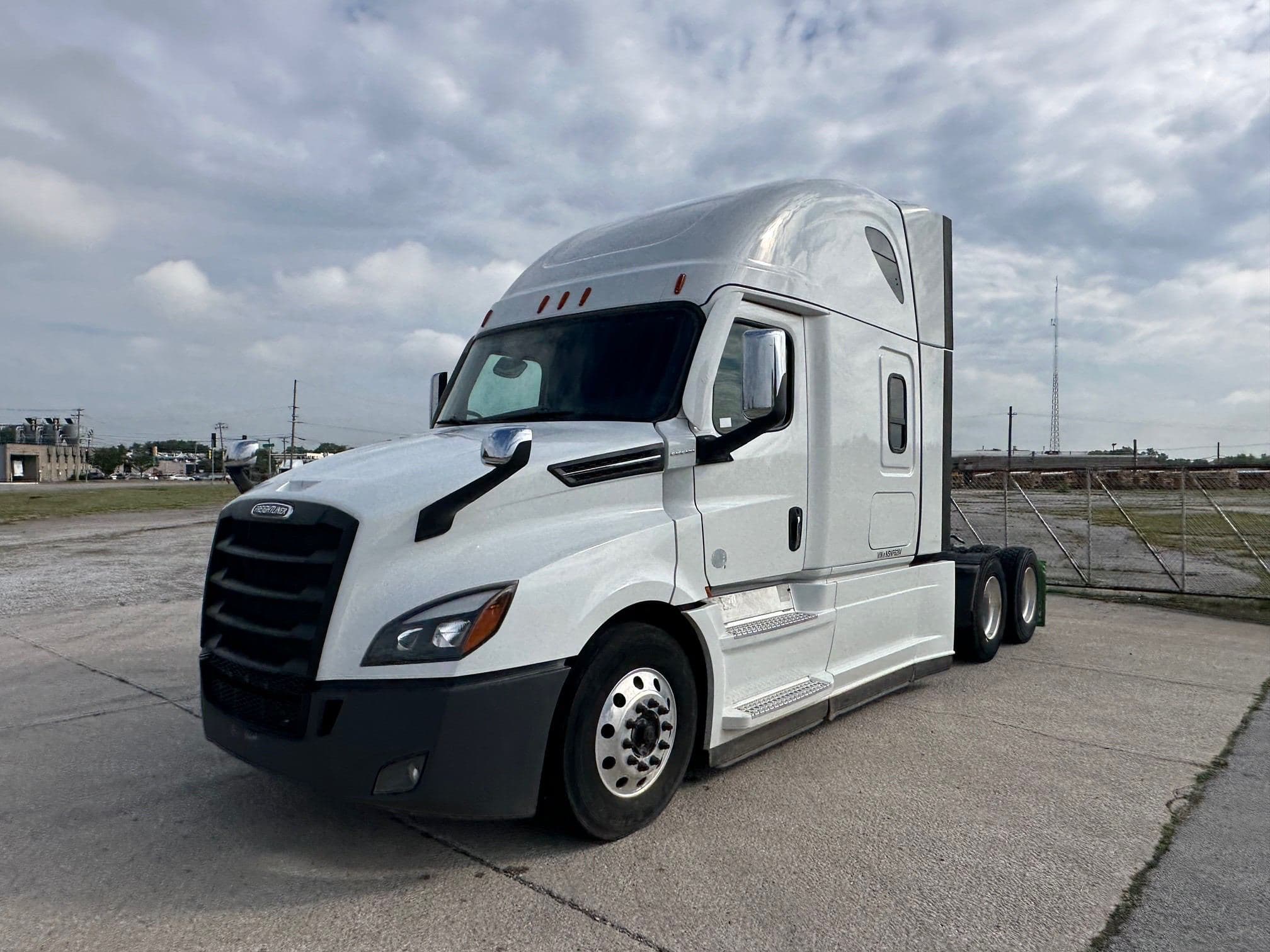 2022 Freightliner Cascadia image 1
