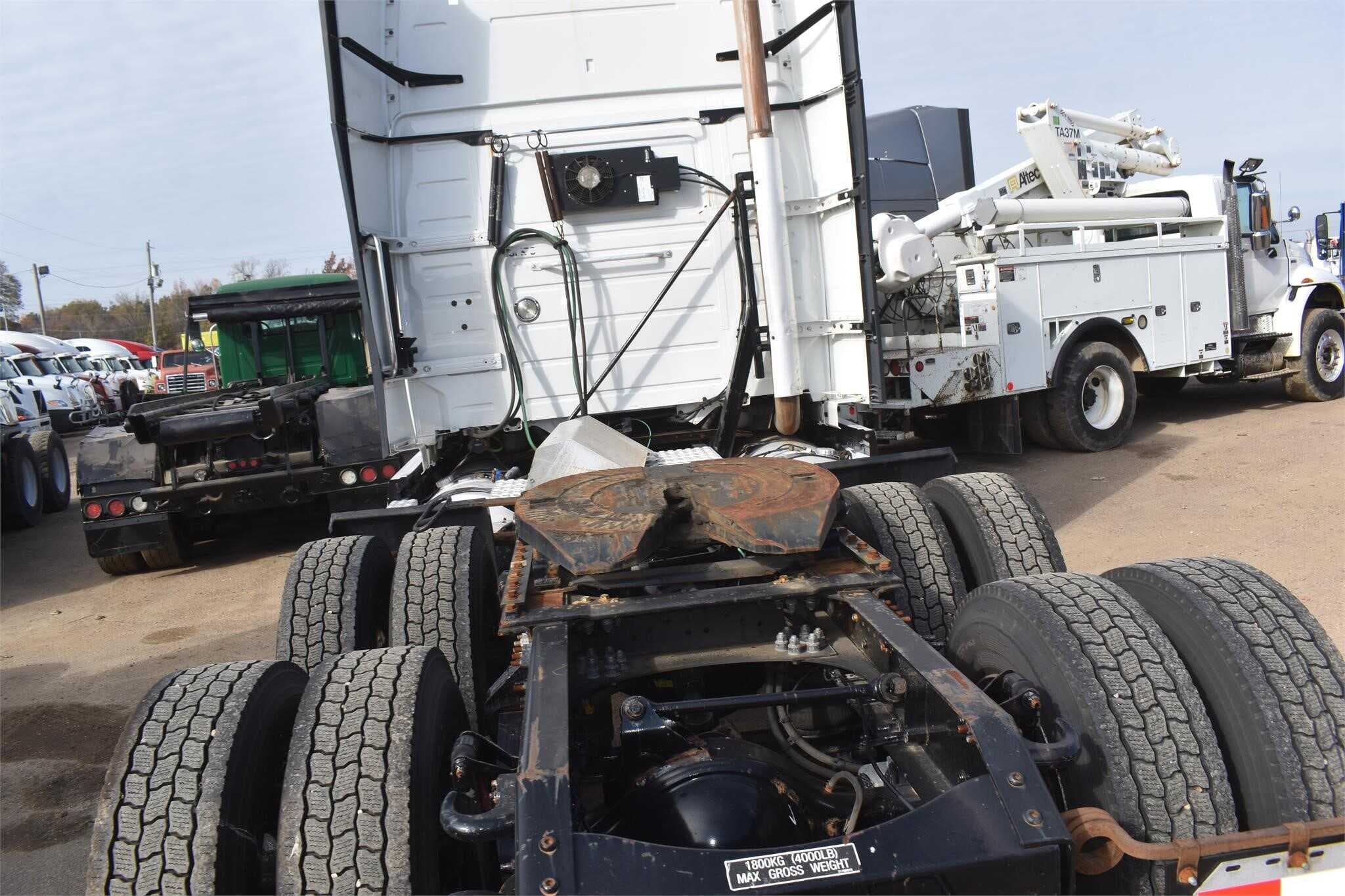 2016 Volvo VNL670 image 4