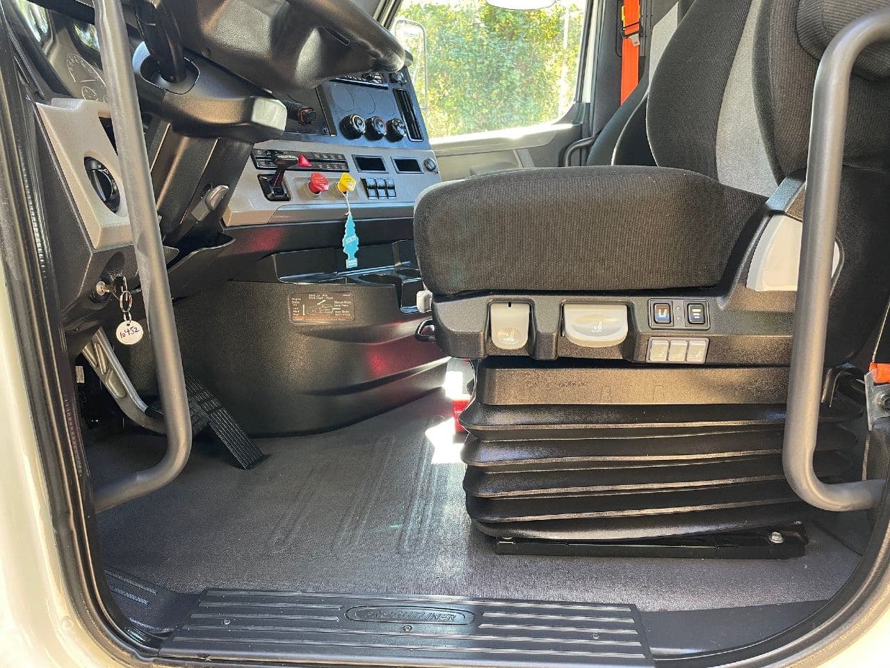 2020 Freightliner Cascadia 126 image 18