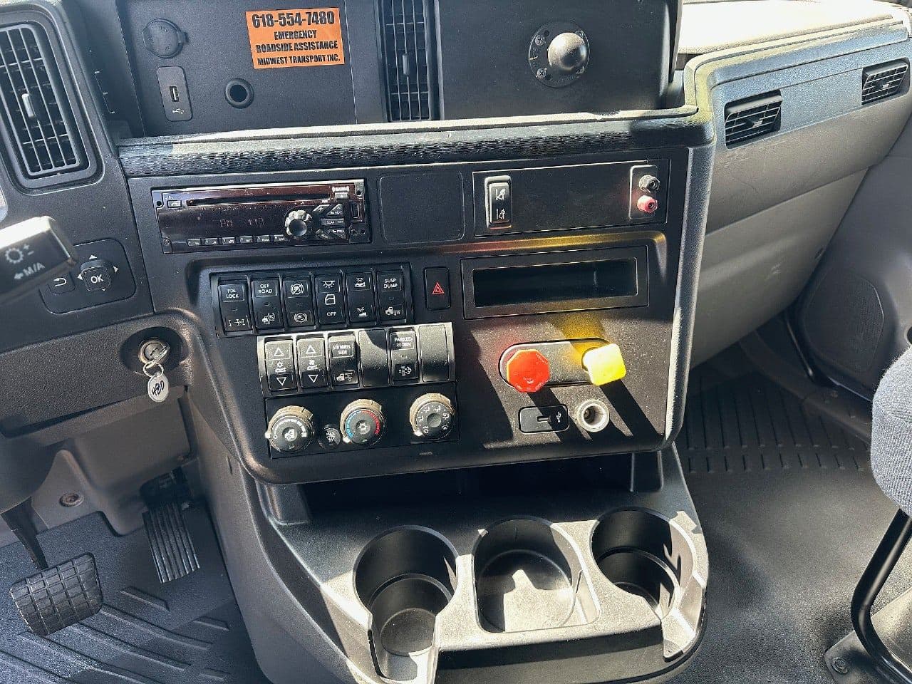 2018 International LT625 image 23