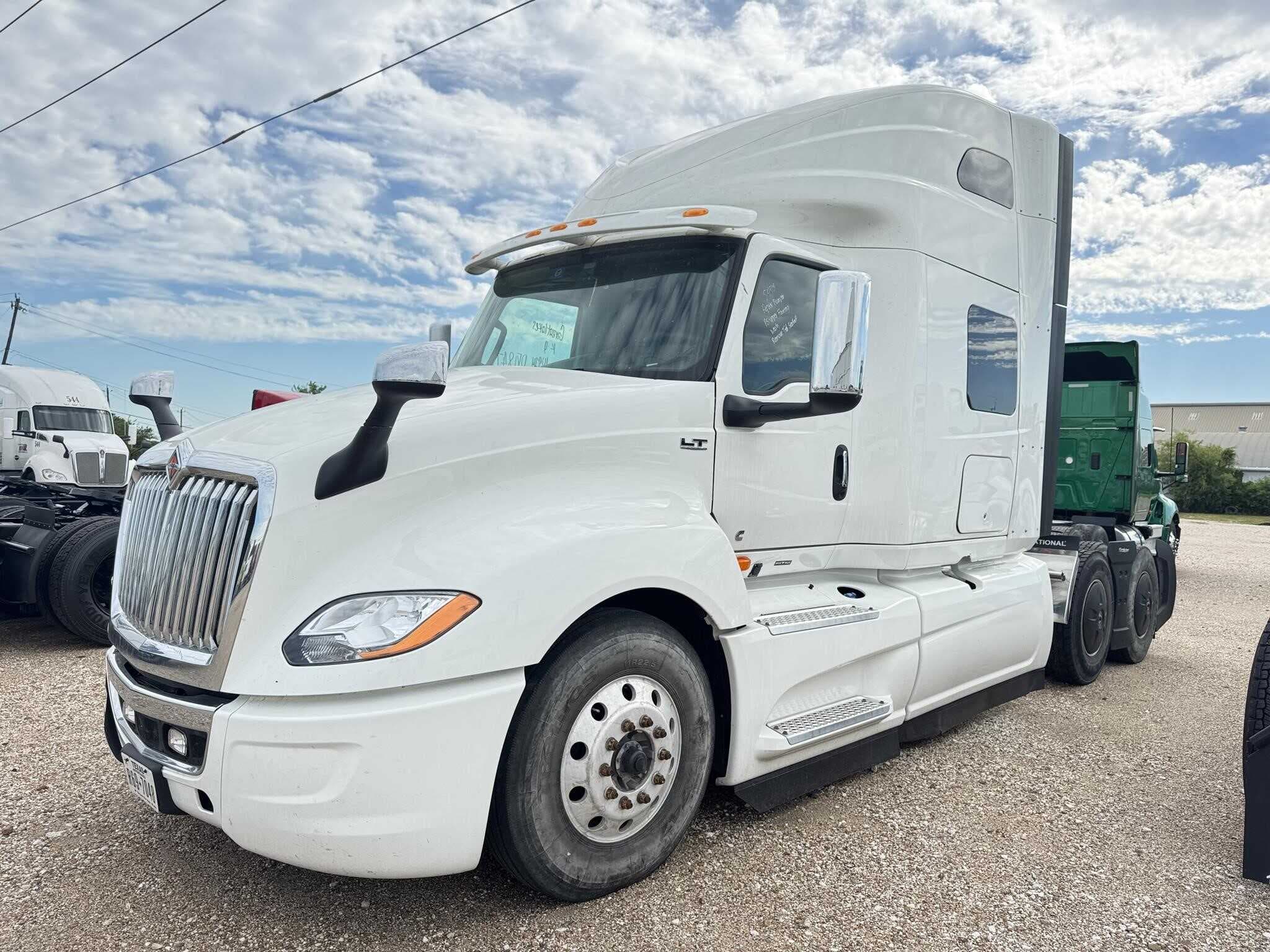 2023 International LT625 image 1