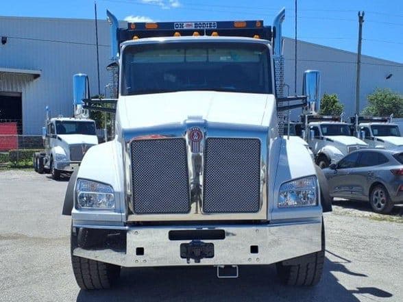 2025 Kenworth T880 image 2