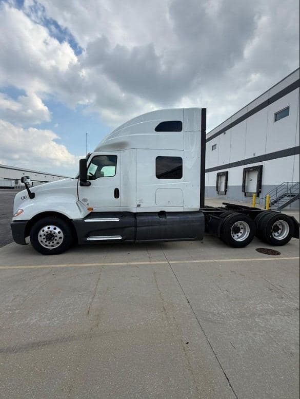 2020 International LT625 image 4