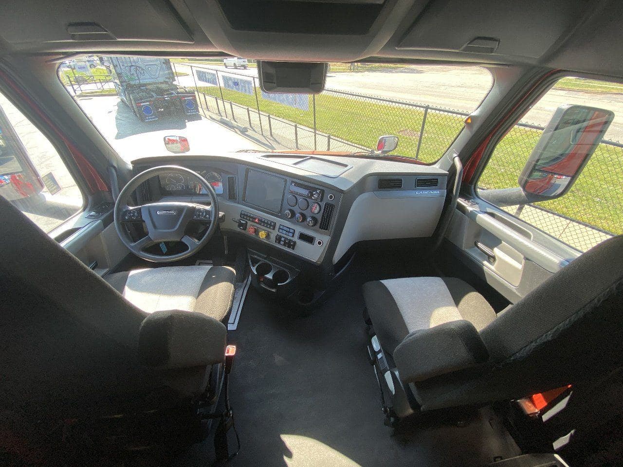 2021 FREIGHTLINER Cascadia CA126 Tandem Axle Sleeper image 12