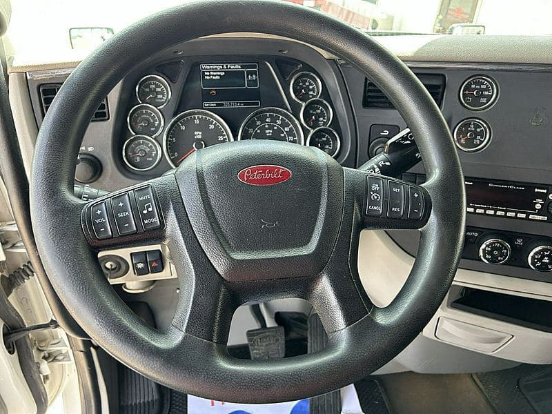 2021 Peterbilt 579 image 6
